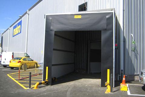 montaje de puertas para muelle de carga realizado por INGENUT